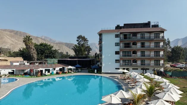 Fotografía del resort Ribera del Río con piscina y hotel